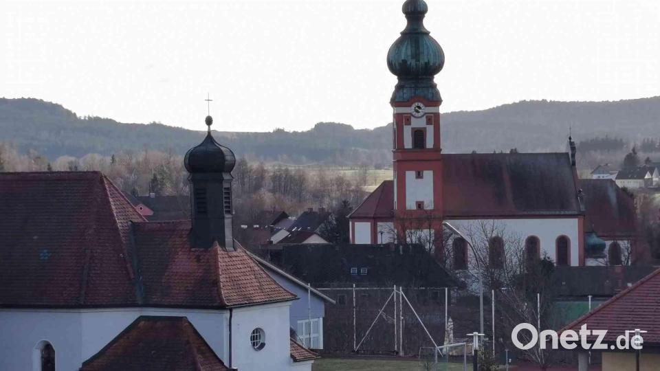Von der Eslarner Friedhofskapelle geht der Blick auf die Pfarrkirche mit dem Zwiebelturm. Bild: gz