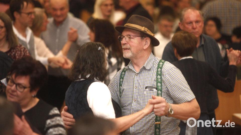 Die Kleiderordnung spielte beim Bauernball keine Rolle. Paare in Tracht, Lederhose und Dirndl tanzten neben Ballgästen in festlicher Abendgarderobe oder legerer Freizeitkleidung. Bild: Hirsch