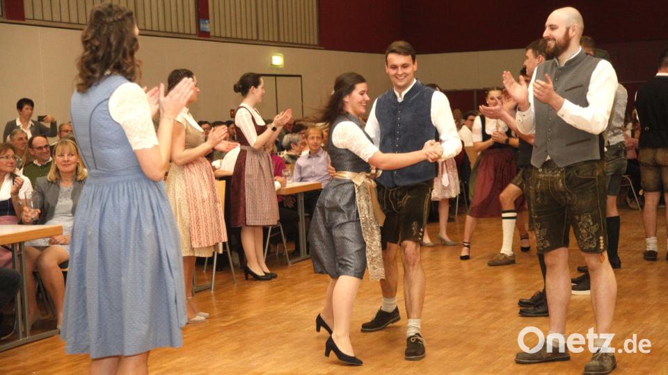 Sichtlich Spaß hatte die Sprecherin der Jungbauernschaft, Katharina Eckl, als sie mit ihrem Partner durch das Spalier der Paare tanzte. Bild: Hirsch