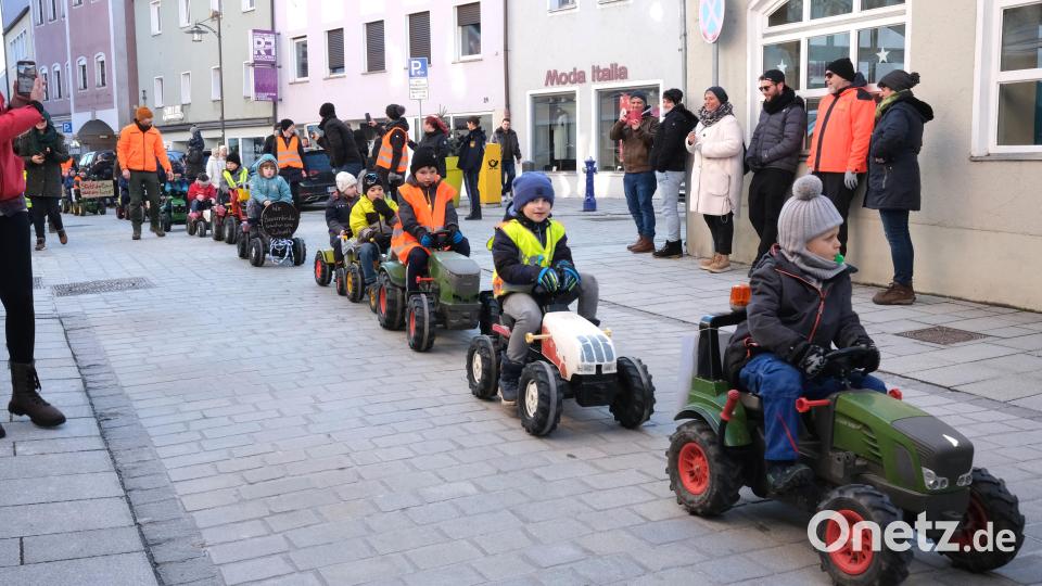 Tretbulldog-Demo in Schwandorf: Mit ihren Spielzeugschleppern rollen die Kinder durch die Friedrich-Ebert-Straße in Richtung Marktplatz. Bild: Hirsch