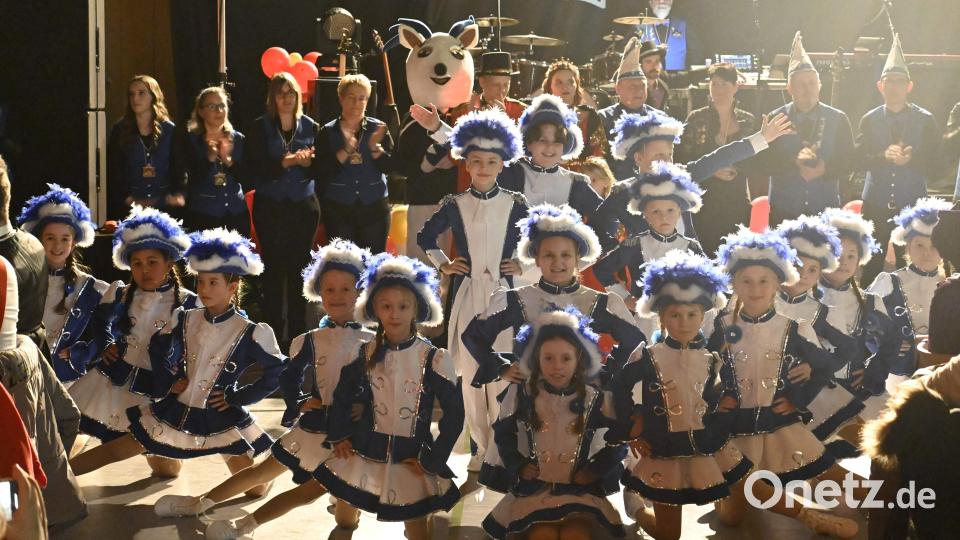 Stürmischen Beifall erhielt die Kindergarde für ihren Garde- wie für ihrem Showtanz. Hier nach dem Showtanz. Mit im Bild: Präsidentin Regina Merkl (hinten 3.v.r.) und Hofmarschall Martin Merkl (hinten 4.v.r.) und das Prinzenpaar Stephan I. und Sabine I. (Mitte). Bild: u