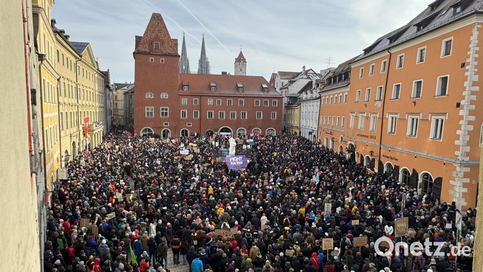 Angemeldet war laut Polizei eine Demonstration mit 200 Teilnehmern, gekommen waren in die Regensburger Altstadt dann 3000 bis 5000. Bild: Michael Bothner