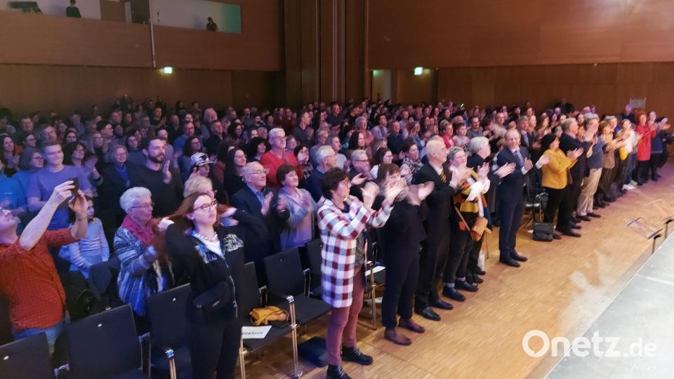 Stehende Ovationen sind der Lohn der Interpreten am Schluss des Chorabends. Bild: lg
