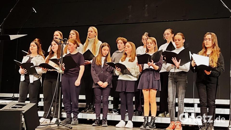Gospel und Popsongs der Ulstertalschule aus dem hessischen Hilders treffen das Interesse der jungen Zuhörer. Bild: lg