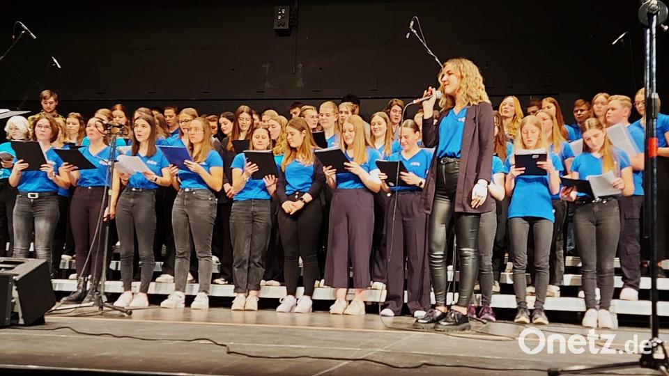 Alina Drachsler singt das Solo bei „Fragile“ von Sting, mit dem der OGO-Chor die Herzen der Zuhörer bewegt. Bild: lg