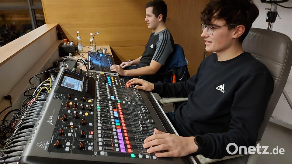 Die Techniker des Ortenburg-Gymnasiums sorgen am Steuerpult für den guten Ton. Bild: lg