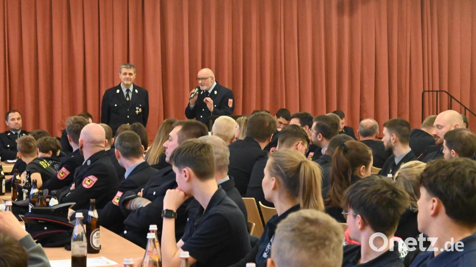 In seinem Grußwort lobte Ehrenvorsitzender Georg Stahl die Arbeit der Freiwilligen Feuerwehr Pirk mit ihrem Vereinsvorstand Andreas Albrecht (von rechts stehend). Bild: kki