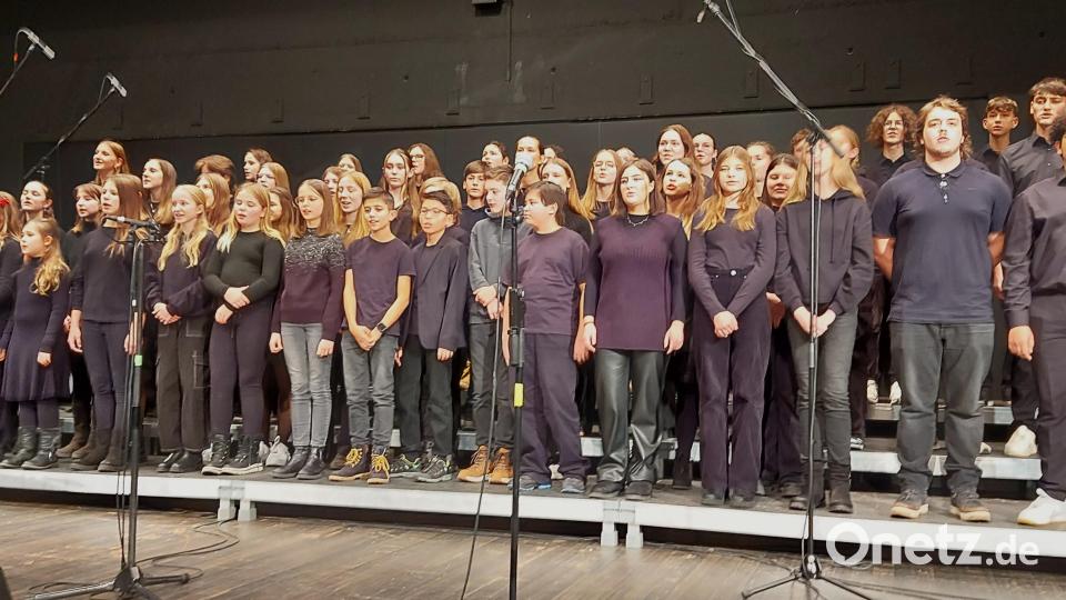Mit „Payphone“ und „Bottom oft he River“ animieren die Sängerinnen und Sänger der Rabanus-Maurus-Schule Fulda ihre Zuhörer zum Mitklatschen. Bild: lg