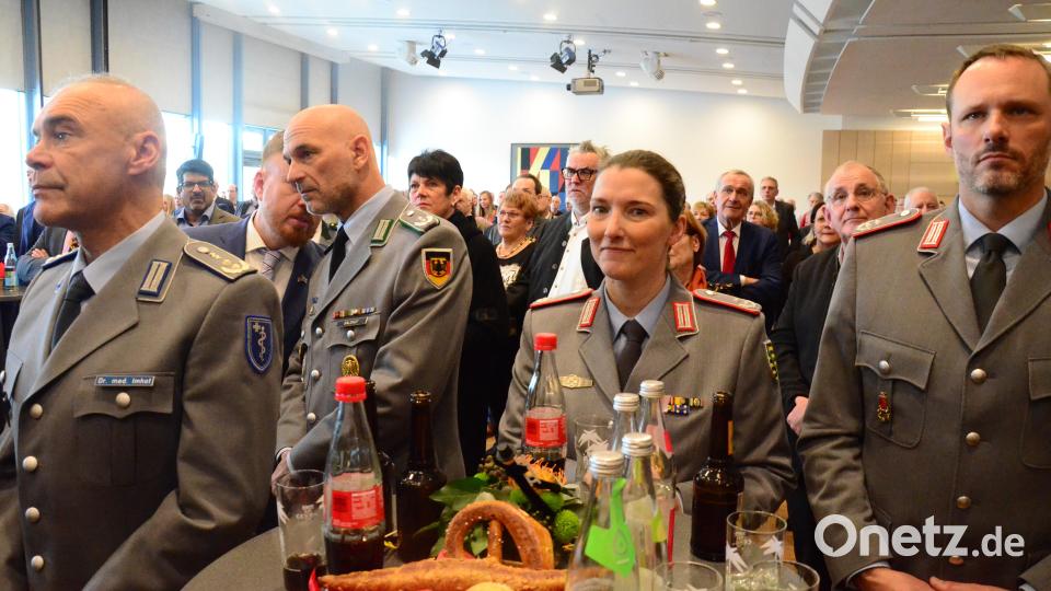 Gäste beim Stadtempfang waren auch Verterter der Bundeswehr. Darunter die neue Kommandeurin des Artilleriebataillons 375 Weiden, Oberstleutnant Hekja Marlen Werner. Bild: Kunz