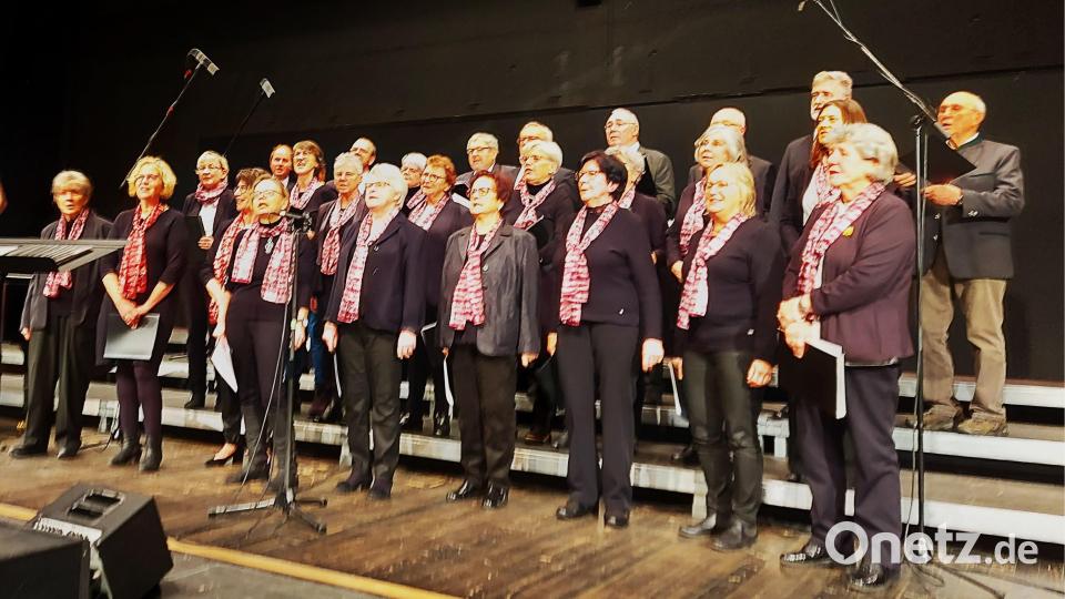 Mit dem beschwingten Evergreen „Wochenend und Sonnenschein“ lässt der Gesangverein Neunburg eine unbeschwerte Freizeitstimmung hochleben. Bild: lg