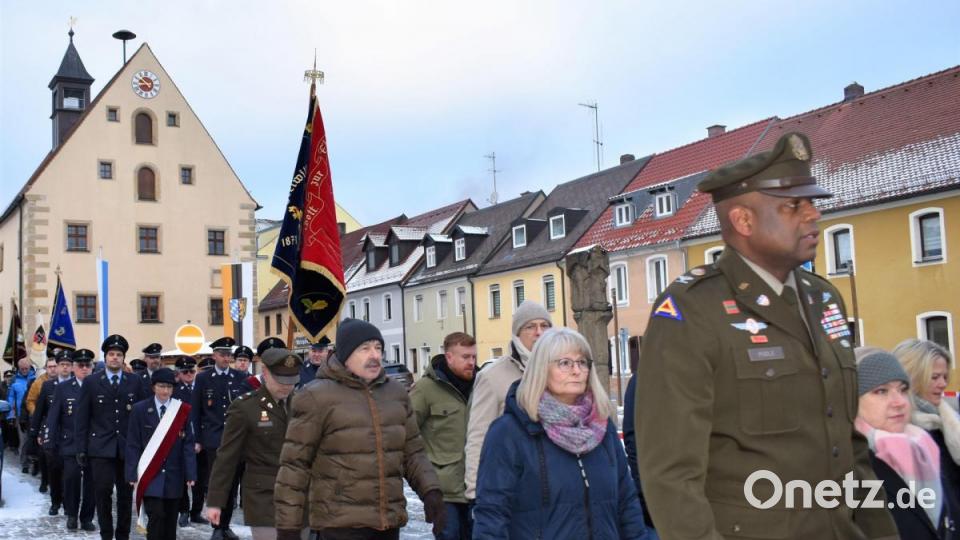 Die Stadt, Vereine und amerikanische Vertreter beim Kirchenzug. Bild: rgr