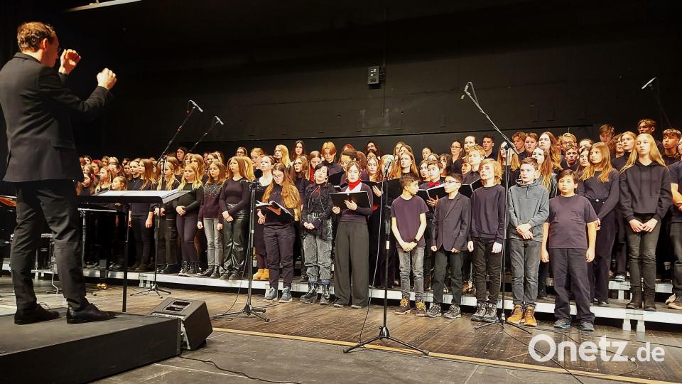 Der Chor des Luise-von-Duesberg-Gymnasiums Kempen begeistert mit ABBA-Hits. Die Sängerinnen und Sänger kamen von Nordwestdeutschland an der holländischen Grenze. Bild: lg