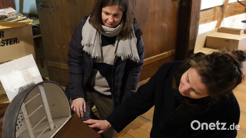 Dr. Kerstin Pöllath und Annette Kraus (von links) mit dem unscheinbaren Waschbecken, das aus dem ehemaligen Schutzhaus am Tillenberg stammt. Bild: Barbara Habel/exb