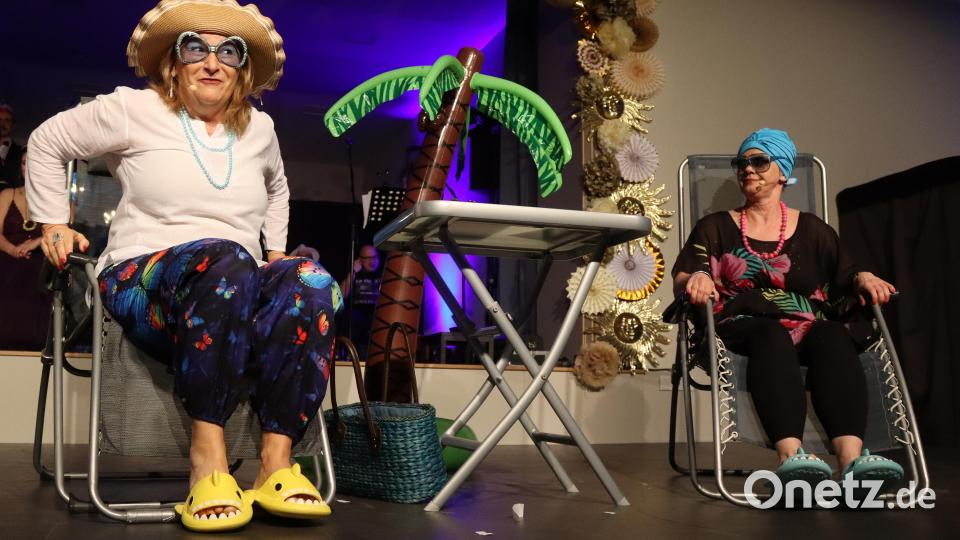 Strandgeflüster.Jetzt wissen wir es. Sind Frauen unter sich, wird über Männer geredet. - auf alle Fälle in Michelfeld. Bild: mfh