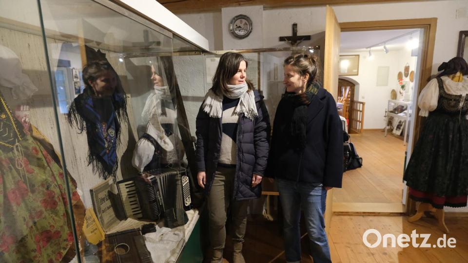 Nun gilt es, alle Objekte in den Vitrinen zu sichten und ihre Geschichten zu erforschen. Dr. Kerstin Pöllath und Annette Kraus (von links) sprechen dazu mit Zeitzeugen und durchforsten Schriftgut. Bild: Barbara Habel/exb