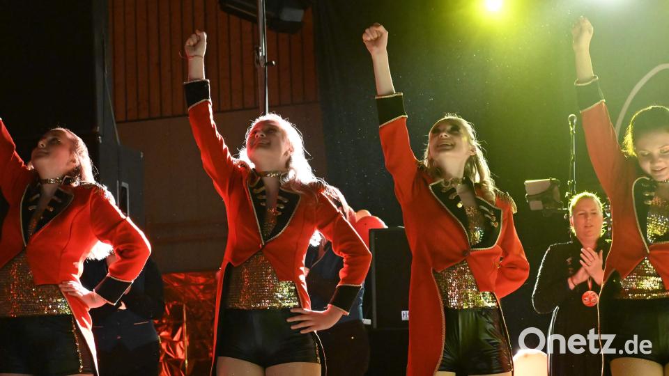 Den Siedepunkt erreichte die Stimmung beim Showtanz der Prinzengarde. Zu einem Medley der Songs „Come alive“, „The other side“ und „This is me“ zeigten die 8 Gardistinnen eine gleichermaßen kreative wie fulminante, vom Publikum umjubelte Darbietung. Bild: u