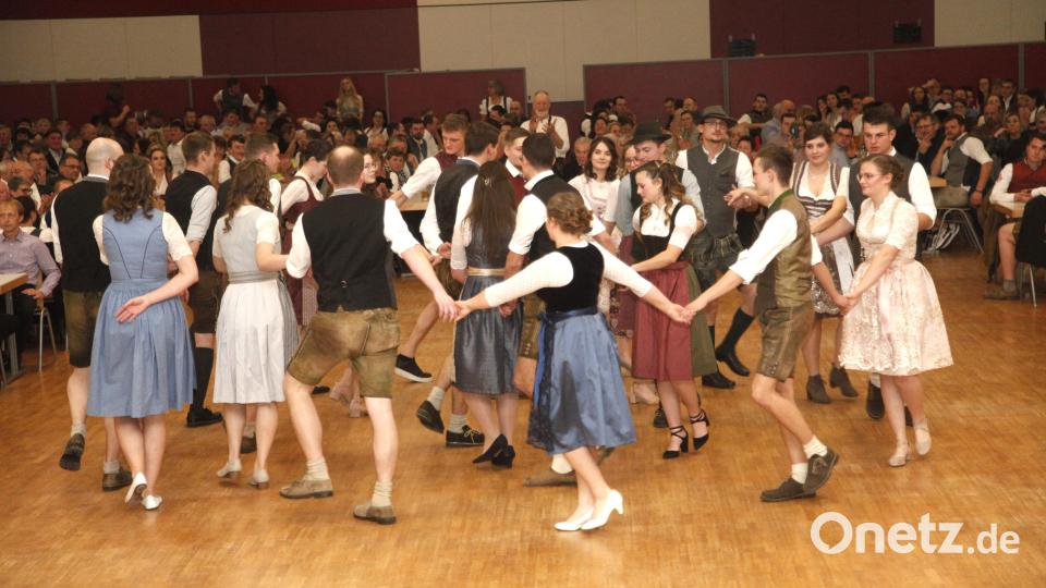 Die Paare der Jungbauernschaft zeigten traditionelle Oberpfälzer Tänze. Bild: Hirsch