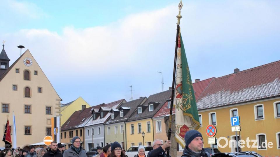 Die Stadt, Vereine und amerikanische Vertreter beim Kirchenzug. Bild: rgr