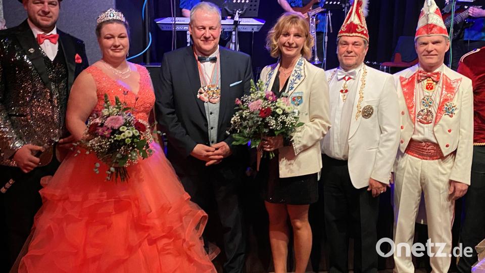 Fünf Orden erhielt der Landrat von den Faschings-Gesellschaften der Stadt Amberg und dem Landkreis Amberg-Sulzbach zu Beginn des Landkreisballs. Bild: gsp