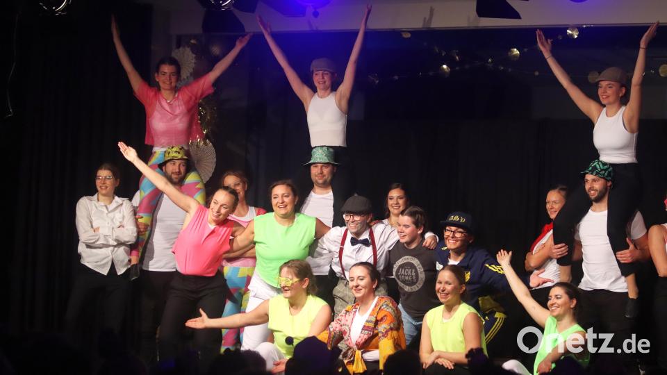 Hits vergangener Zeiten dominierten den Showtanz der Akltivengarde. Erst nach einer Zugabe wurden sie von der Bühne gelassen. Bild: mfh