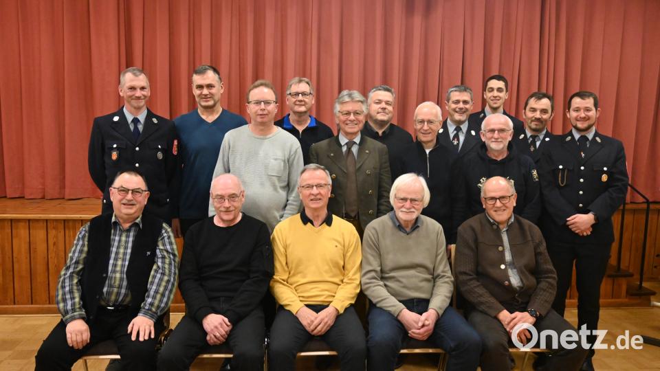 Alfons Ermer, Karl-Heinz Heigl, Erhard Bock, Robert Specht und Michael Bauer (sitzend. von links) nahmen die Ehrung für 50 Jahre Vereinszugehörigkeit von den Kommandanten und der Feuerwehrführung Thomas Kaiser, Josef Meißner, Johannes und Andreas Albrecht (stehend von rechts) persönlich entgegen. Bild: kki