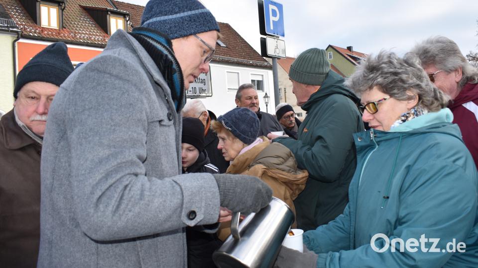 Kolping-Vorsitzender Andreas Greiner schenkt wärmenden Tee an der Pestsäule aus. Bild: rgr