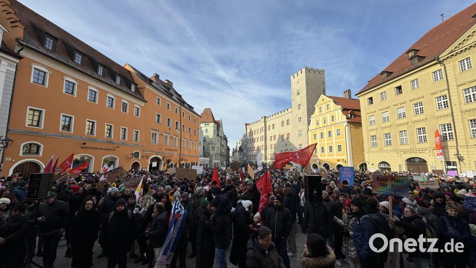 Angemeldet war laut Polizei eine Demonstration mit 200 Teilnehmern, gekommen waren in die Regensburger Altstadt dann 3000 bis 5000. Bild: Michael Bothner