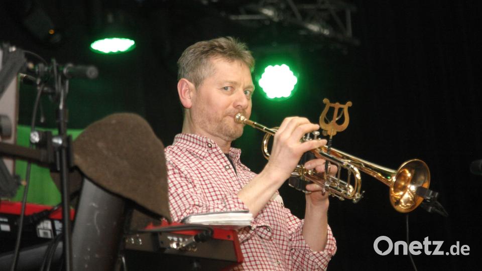 Beim Auftritt der Jungbauernschaft übernahm Trompeter Jürgen Lößl das musikalische Kommando. Bild: Hirsch