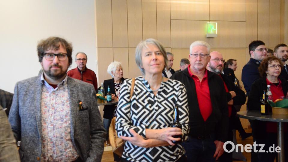 Auch Einzelhandelssprecher Tobias Sonna (links) und Irene Fritz von der Kulturwerkstatt lauschen der Rede. Bild: Kunz