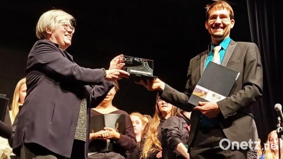 Studiendirektorin Christine Paschen bedankt sich bei Musiklehrer Andreas Lehmann für die Ausrichtung des beeindruckenden Chorkonzerts. Bild: lg