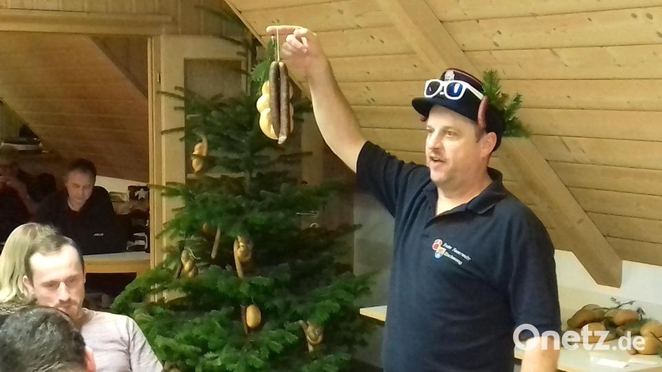 Auktionator Georg Graf bei der Christbaumversteigerung der FF Illschwang im Unterrichtsraum des Gerätehauses Bild: no