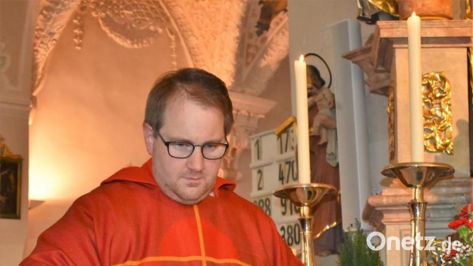 Pfarrer Daniel Fenk entzündet die Sebastianskerze. Bild: rgr