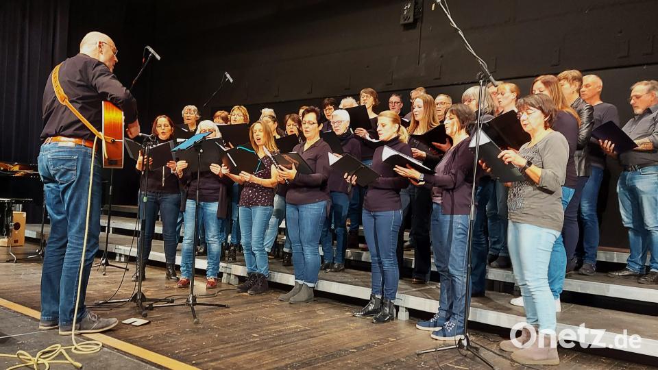 „Sing für den Frieden ein Lied“: Dafür plädiert die Gruppe Contigo mit der Gitarrenbegleitung von Jürgen Zach, der den Song auch arrangiert hat. Bild: lg