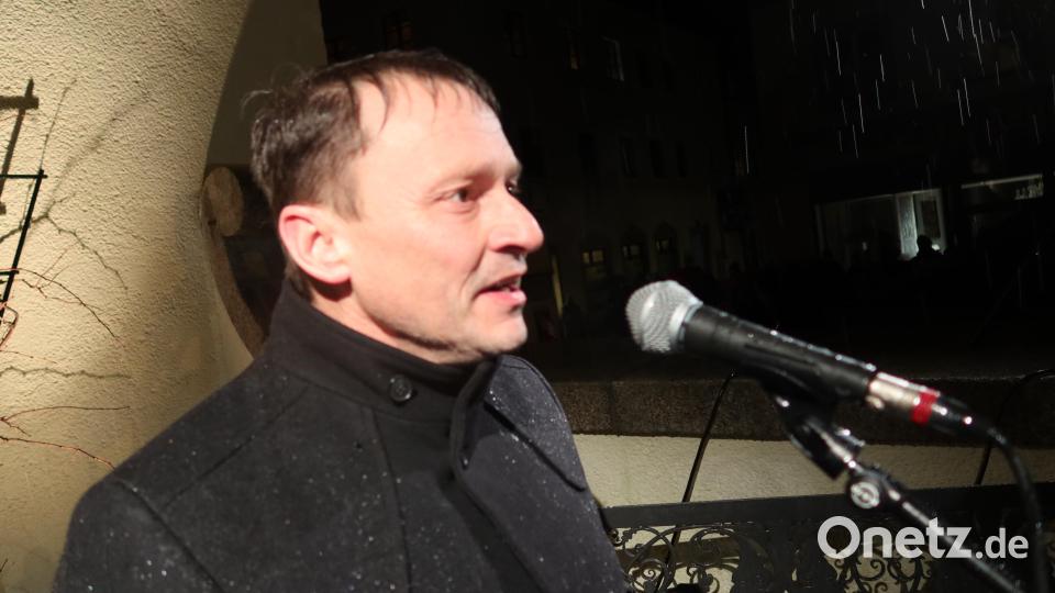 Oberbürgermeister Jens Meyer forderte die Menschen auf, klare Kante zu zeigen gegen nationalsozialistische Ideologie. Bild: Kunz
