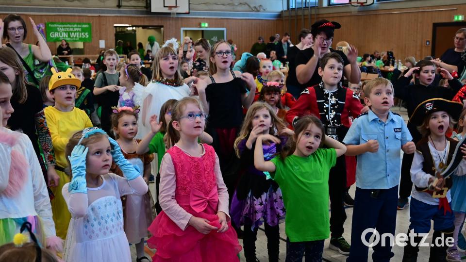 Den Kindern gefällt es beim Fasching in der Mehrzweckhalle. Viel Spaß, Musik und Tanzeinlagen sind geboten. Bild: Welnhofer/exb