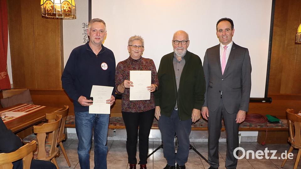 Ingo Schuster, Elisabeth Dehling und Rudi Gruber wurden für ihren Einsatz bei der Kriegsgräbersammlung von Bürgermeister Hans-Jürgen Strehl geehrt. Bild: gru