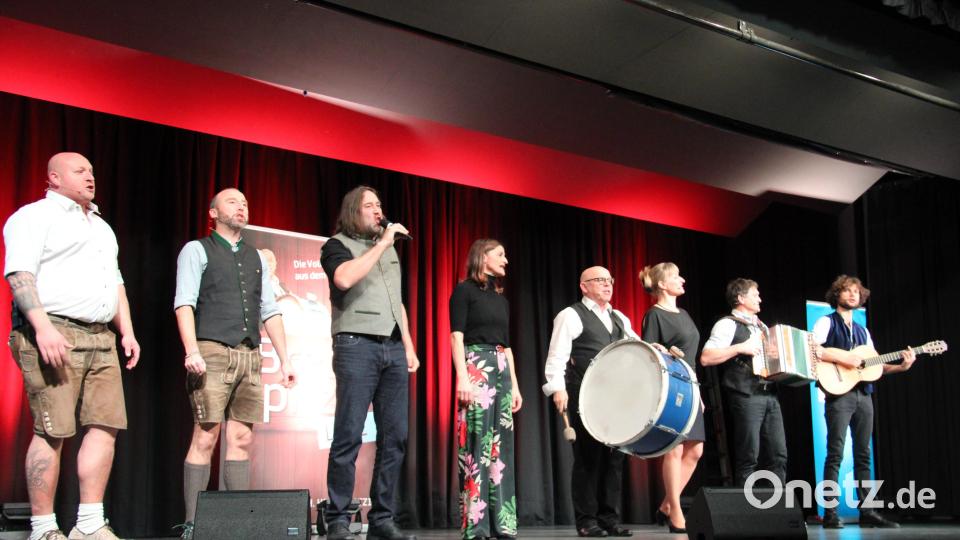 Jürgen und Andi von den &quot;Gschubstn&quot;, Roland Hefter, Marion Schieder und die &quot;Couplet-AG&quot; mit Jürgen Kirner, Bianca Bachmann, Bernhard Gruber und Bernie Filser (von links) begeistern bei der Brettl-Spitzen-Revue in der Neustädter Stadthalle. Bild: prh