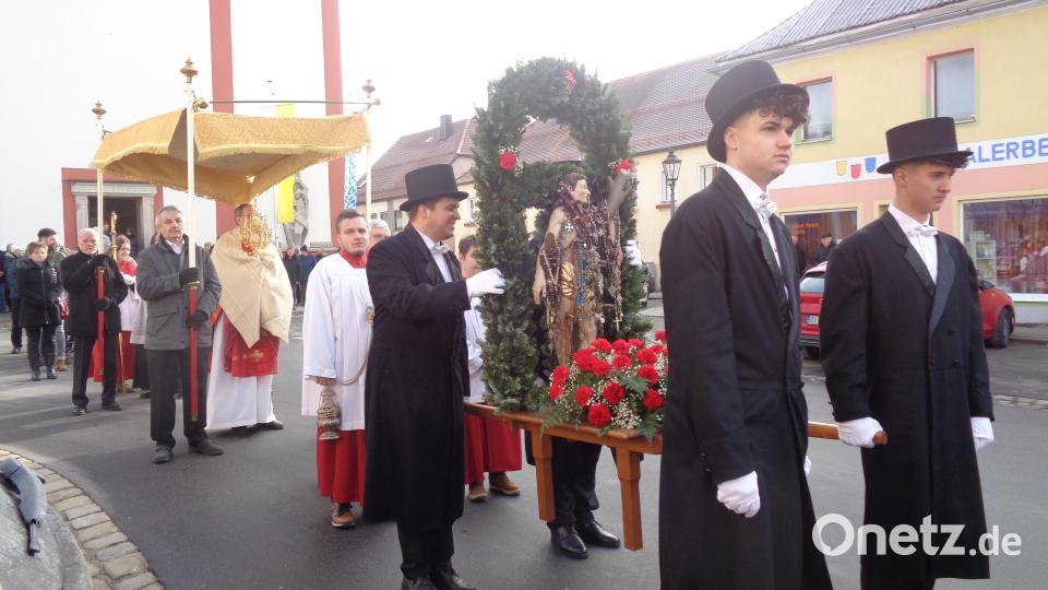 Die Frackträger führen mit der Statue die eucharistische Prozession an. Bild: amö