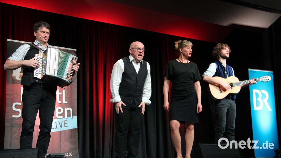 Die Einlagen der Couplet-AG mit Bernhard Gruber, Jürgen Kirner, Bianca Bachmann und Bernie Filser (von links) gehörten zu den Höhepunkten der Revue. Bild: prh