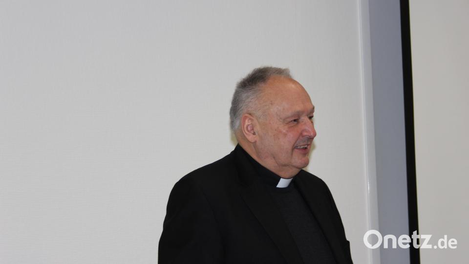 Stadtpfarrer Georg Flierl durfte viele Gäste zum Neujahrsempfand der Katholischen Pfarrei Maria Himmelfahrt begrüßen. Heuer, im Juli 2024, wird er sein 40. Priesterjubiläum feiern. Bild: heb