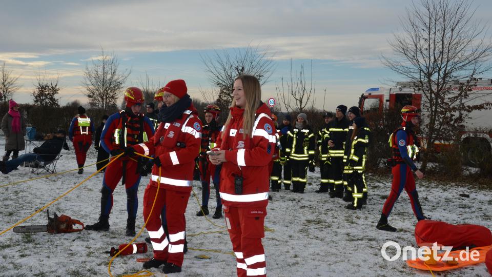 Die Mitglieder der Wasserwacht verfolgen vom Uferrand aus die Aktion. Bild: dob