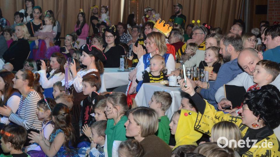 Die Besucher des Familienballs richten ihre Blicke voller Begeisterung und Anspannung auf die Auftritte der Garden. Bild: bey