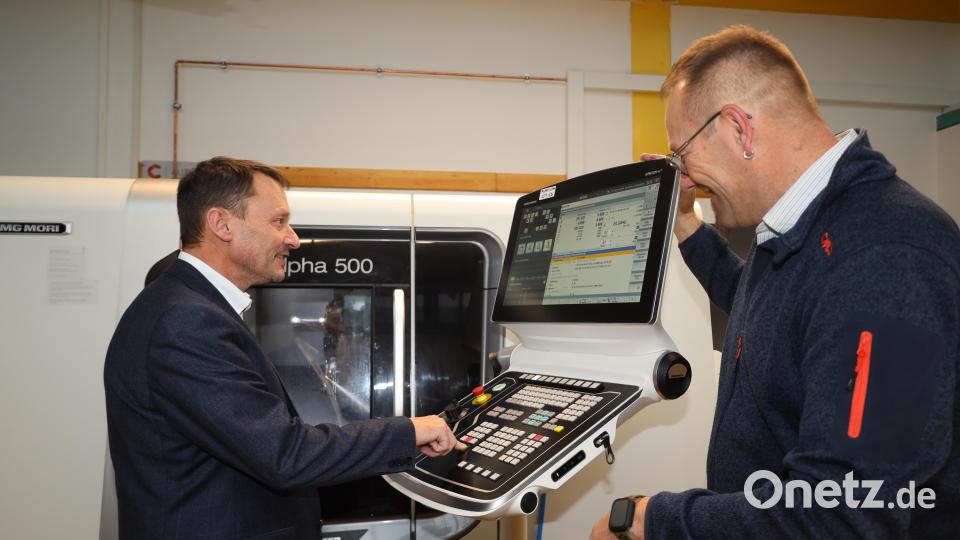 Oberbürgermeister Jens Meyer an der neuen Maschine, mit der jede beliebige Form hundertstelmillimetergenau hergestellt werden kann. Bild: Pressestelle Stadt Weiden/exb