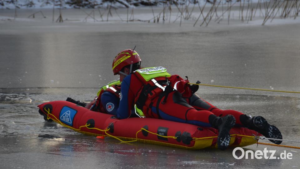 Schnell kommt ein Retter mit dem Eisschlitten und zieht den Ertrinkenden ans rettende Ufer. Bild: dob