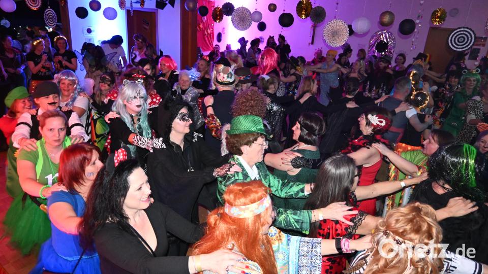 150 echte und unechte Frauen feiern Pirk Fasching – auch mit einer Polonaise durch den Saal. Bild: kki
