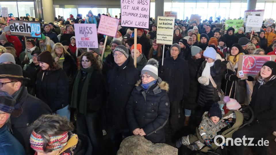 Die Demonstranten verkündeten auf Transparenten ihre Meinung. Bild: Kunz