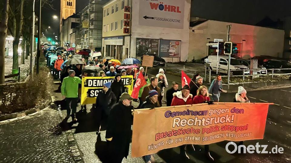 Die Demonstranten zogen vom Macerata-Platz Richtung Schlörplatz. Bild: Gabi Schönberger