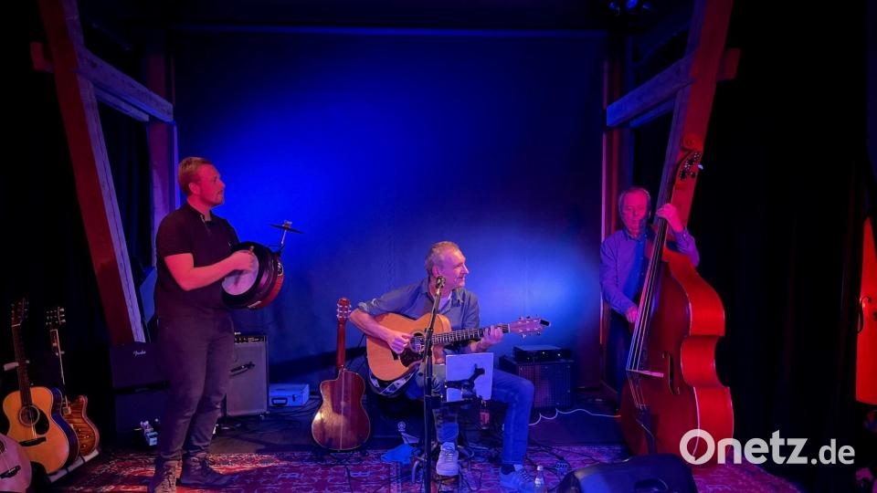 Yankee Hans Meier mit Wolfgang Berger (Kontrabass) und Benedikt Kutzer (Percussion) auf der Bühne in Waldsassen. Bild: Kunsthaus Waldsassen/exb