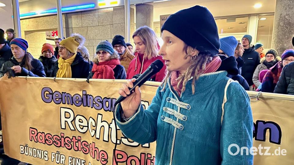 &quot;Gemeinsam gegen den Rechtsruck - rassistische Politik stoppen&quot;, forderte das Bündnis für eine offene solidarische Gesellschaft. Bild: Gabi Schönberger