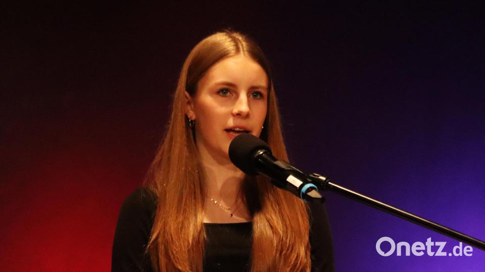 Jette Gnan gab in der Bütt Erinnerungen an ihre Zeit als Kinderprinzessin zum Besten. Bild: mfh